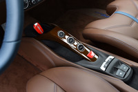 シフトセレクターはボタン式で、センターコンソールにレイアウトされる。その後方には、ルーフの開閉スイッチが並ぶ。