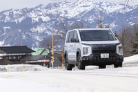 高速道路を降りてしばらく走ると路面が真っ白に。この日は気温が高めで雪はシャーベット状だが、「ソルウス4S HA32」を履いた「デリカD:5」は平気な顔で突き進む。