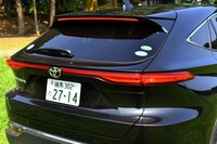 シャープな一文字発光にこだわったというテールランプ。ルーフスポイラーのハイマウントストップランプも横幅が長く取られている。