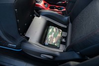 助手席の座面下には収納スペースが用意されている。試乗車では車検証ケースがおさめられていた。