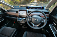 装飾パネルの意匠の変更などを除くと、インテリアについては大きく変わっていない。低くフラットなダッシュボードや左右のクオーターウィンドウなどにより、広々とした視界が確保されている。