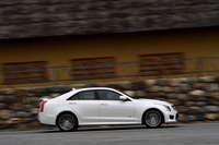 「ATSセダン」は「ラグジュアリー」と「プレミアム」の2グレード構成。試乗車は上級グレードのプレミアムで、減衰力可変サスペンションシステムの「マグネティック・ライド・コントロール」や、走行性能を高めるリミテッドスリップデフを標準装備する。