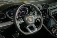 フラットなボトム形状のステアリングホイール。シフトパドルは転舵の際にリムとともに回るタイプ。