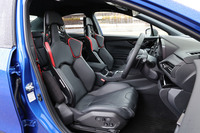 電動8Wayのフロントシートはレカロ製で、カーボンファイバーのバックレストとナッパレザーの表皮が採用される。サイドサポートの各ドア側にはサイドエアバッグも内蔵されている。