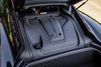 最高出力365PS/7200rpm、最大トルク430N・m/3000-5500rpmを発生するメルセデスAMG製の2リッター直4ターボエンジン「M139」をリアミドに搭載。エンジンルームは専用のカバーで覆われ、V6エンジン搭載車との差異化が図られている。