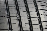 「パイロットスポーツ5エナジー」の溝には、深みのある黒を表現する「プレミアムタッチ」によるデザイン処理が施されている。