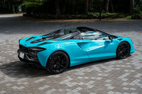 シャシーはマクラーレンにとっては第2世代ともいえる最新世代のカーボンモノコック。高い剛性とともにしなやかさも感じさせる。