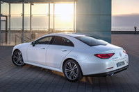 3代目となる現行型「CLS」。プレスラインを極力排した、シンプルで丸みを帯びたデザインが特徴。