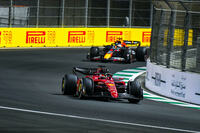 開幕戦に続き絶好調だったフェラーリは、前戦ポール・トゥ・ウィンを達成したルクレール(写真前)が僅差の2位フィニッシュ。全プラクティスセッションでトップ、予選ではペレスに次ぐ2位、そしてレースではトップ快走となるも、最後にフェルスタッペンに2連勝を阻まれた。今回もファステストラップの1点を追加し、チャンピオンシップでは45点で首位をキープしている。(Photo=Ferrari)