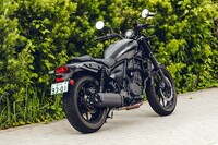 車両重量は178kgとかなり軽量。この重さは、例えば排気量348ccの空冷単気筒エンジンを搭載した「ホンダGB350S」と同じだ。