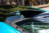 後方視界を飛躍的に向上させる垂直式のリアウィンドウ。これまではルーフからつながるガラスがミドエンジンを覆うスタイルだった。