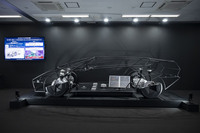 2026年登場予定のセダンのモックアップ。薄型化・小型化技術の組み合わせによって全高は1400mmにまで低められる。