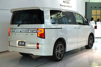 「アーバンギア」ではリアガーニッシュがクリアとなるほか、マフラー部分に切り欠きのないバンパーを採用している。