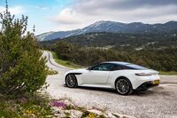 アストンマーティンの次世代スポーツカー製品群の第1弾となる「DB12」。デリバリー開始は2023年第3四半期を予定している。