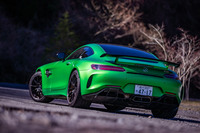 「AMG GT R」のボディーサイズは全長×全幅×全高=4550×2005×1285mm、ホイールベース=2630mm。車重は1690kgと発表されている。