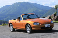 1998年から2005年にかけて販売された2代目「ロードスター」。クローズドボディーの「ロードスタークーペ」や、過給器付きエンジンを搭載した「ロードスターターボ」など、個性的なモデルが数多く登場した。