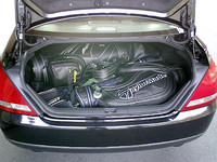 ゴルフバックは大人用のが楽勝で4つ乗る。まあ他のセダンでも乗るとは思うけどね。