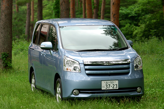 【スペック】ノアG(8人乗り):全長×全幅×全高=4595×1695×1850mm/ホイールベース=2825mm/車重=1620kg/駆動方式=FF/2リッター直4DOHC16バルブ(143ps/5600rpm、19.8kgm/3900rpm)/価格=260万4000円(テスト車=323万1900円)