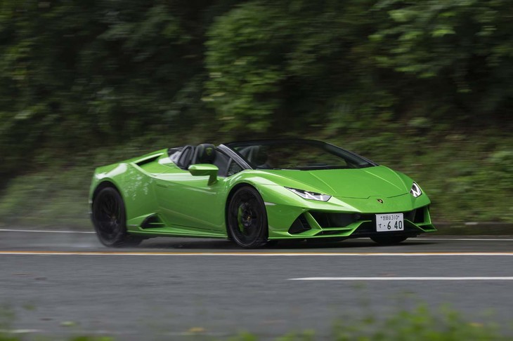 【ランボルギーニ・ウラカンEVOスパイダーのスペック】
	ボディーサイズ:全長×全幅×全高=4520×1933×1180mm/ホイールベース:2620mm/車重:1542kg(乾燥重量)/駆動方式:4WD/エンジン:5.2リッターV10 DOHC 40バルブ/トランスミッション:7段AT/最高出力:640PS(470kW)/8000rpm/最大トルク:600N・m(61.2kgf・m)/6750rpm/タイヤ:(前)245/30ZR20 90Y/(後)305/30ZR20 103Y(ピレリPゼロ)/燃費:14.2リッター/100km(約7.0km/リッター 欧州複合モード)/価格:3611万0362円
	
	【取材時の燃費データ】
	テスト距離:287.2km(市街地1:高速道路8:山岳路1)/使用燃料:40.4リッター(ハイオクガソリン)/参考燃費:7.1km/リッター(満タン法)/7.0km/リッター(車載燃費計計測値)