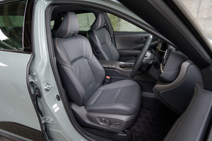 最低地上高の拡大によってさらに乗り込みやすくなった。前席はヒーターもベンチレーションも完備だ。