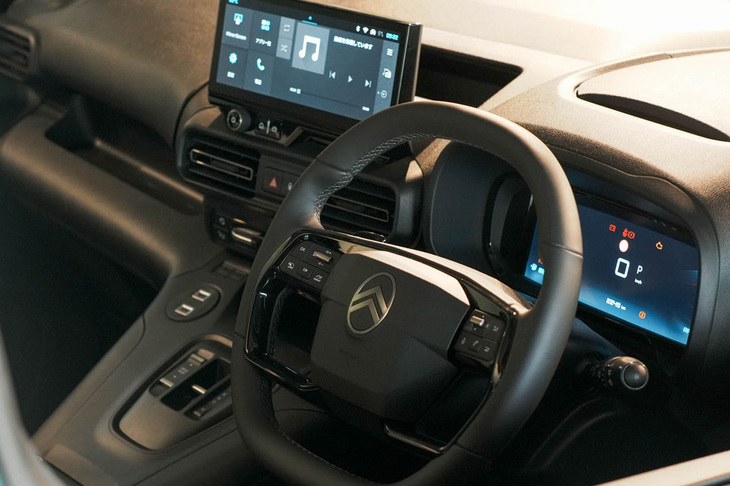 シトロエン・ベルランゴMAX BlueHDi(ステアリングホイール)