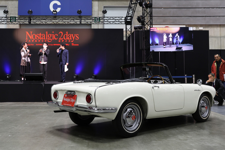 「選ばれし10台」のオーナーは、ステージ上でインタビューを受ける。