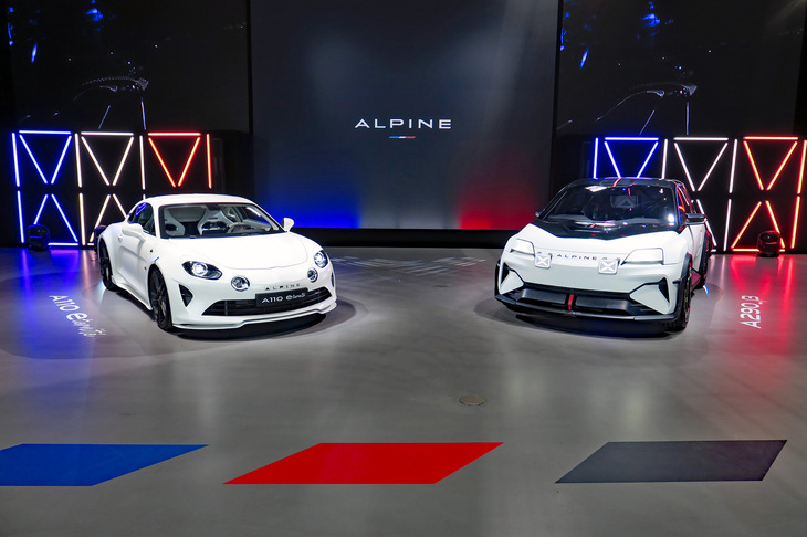 「アルピーヌA110 E-ternite」(写真向かって左)と「A290_β」(同右)。
