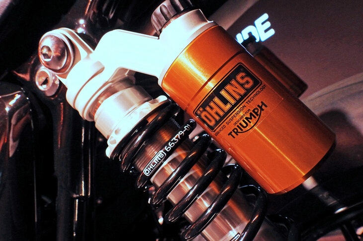 オーリンズ製のリアショックアブソーバー。