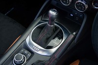 トランスミッションは6段ATと6段MTから選択可能。価格はATの方が12万9600円高い。