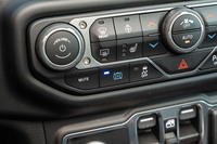 センタークラスターには回生ブレーキを強めて発電量を高める「Max Regen」機能のオン/オフスイッチが備わる。