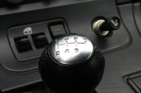 「バイパー」に装着される、“サードパーティー”のそれとおぼしき丸型シフトノブ。「ゲートのパターンが描かれていないと車検を通らない」のは知っているけど、パターン図の「向き」も合っていないと、やっぱりNGですよね?