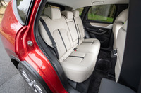 「Lパッケージ」では前席同様、後席にもシートヒーターを採用。フロントセンターコンソールの背面には、後席用のエアコン吹き出し口や2口のUSB Type-Cポート、 AC150W電源(「XD」のみ)が装備される。