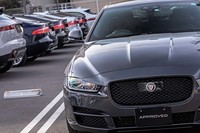 東京・足立区の環状七号線沿いに建つ「ジャガー・ランドローバー・アプルーブド足立」の展示車両。