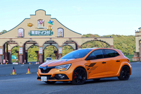 東京ドイツ村のゲートにて。「メガーヌR.S.ウルティム」はグローバルで1976台のみとなる限定車だが、国内のストックはまだ存在するそうだ。価格は6段MT車、今回乗った6段AT車とも659万円。