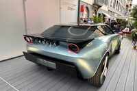 「Pu+Ra HPEコンセプト」は、2023年4月にミラノにおいてカッシーナのショールーム前に展示された。丸型のテールランプは、言うまでもなく「ストラトス」へのオマージュである。