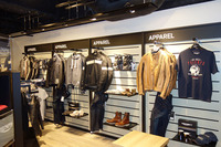 ヘルメットからブーツにいたるまで、バイクウエアもずらりと取りそろえている。