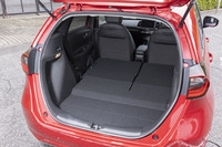 後席は背もたれが倒れるだけでなく、座面ごと沈み込む仕掛け。先代モデルではこのときに床面がもっとフラットだったが、後席のクッションを厚くしたために少し段差が残るようになった。