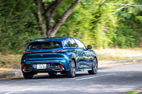 目の覚めるような加速が得られるとまでは言えないが、低い着座位置と相まってスポーティーな気分が味わえるのが「308 GTハイブリッド」の持ち味。ちょっとしたコーナーを走っているだけでも心地よさを感じる。