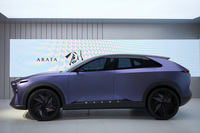 天地に分厚いドアを採用し、4つのタイヤにしっかりとトラクションがかかる立体的なフォルムとされた「マツダ創アラタ」のサイドビュー。