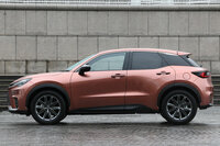 サイドビューでは大径のタイヤ&ホイールや、立ち気味のAピラー、躍動感のあるキャラクターラインが特徴。ダイナミックな造形だが、空気抵抗の低減にも配慮がなされている。