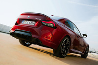 エンジン冷却システムのアップグレードと、「Mスポーツブレーキシステム」などがセットになる「Mテクノロジーパッケージ」は「M240i xDriveクーペ」だけで選択できるオプション。