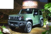 2018年7月5日の発表会より、壇上に展示された「ジムニー シエラ」。JB64/74型ジムニーは、そのあまりのカッコよさから人気が沸騰。特に驚きだったのがシエラの人気で、従来型では軽仕様の陰に隠れていたものが、現行型では完全に「上級ジムニー」としての地位を確立した。