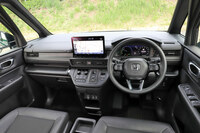 「e:HEVスパーダ」のインストゥルメントパネルまわり。運転席まわりでは、場所によってリムの断面形状が異なるステアリングホイールも新型の特徴で、EPSの制御変更とともに、操舵フィールの改善を図っている。(写真:荒川正幸)