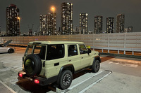 1984年、つまり昭和59年(!)に登場したままと言いたくなってしまうような四角いリアビュー。基本デザインはデビュー時のものを踏襲しているが、バックモニターや「Toyota Safety Sense」(プリクラッシュセーフティーやコンライト、ドライブスタートコントロールなど)を搭載し、先進運転支援装備の強化も図っている。