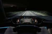 「ナイトビジョン」のイメージ。最長200m前方を赤外線カメラが監視し、歩行者や野生動物の映像をインストゥルメントパネルに投影する。写真では鹿の存在が認識されている。