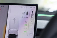 シフトセレクターまでタッチスクリーンに内蔵。「オートシフト」機能をオンにしておけば、ドライバーの操作や周辺環境を読み取り、自動で前進/後退をセレクトしてくれる。