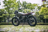 試乗車の車体色は、往年の軍用車を思わせるマットグリーン。ほかにグレー(車名は「ヒルツ250グレー」)も選べる。