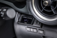 インストゥルメントパネル下部に、電子スロットルコントローラー「L.T.S III」を配置。アクセルペダルの動きとスロットル開度を同調させ、電子スロットル装着車に特有のもたつき感を解消するという。