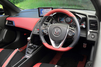 インテリアは、ボルドーレッドとブラックの2トーンカラーで仕立てられる。