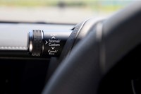 走行モードのセレクターは、クーペと同様、メーターバイザーの左側にレイアウトされている。